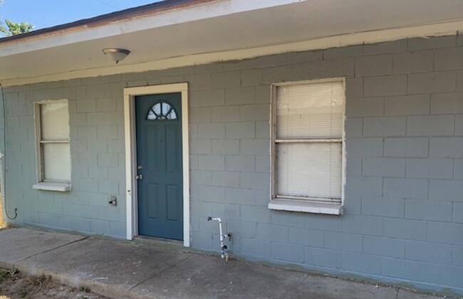 Primary Photo - 809 W First St