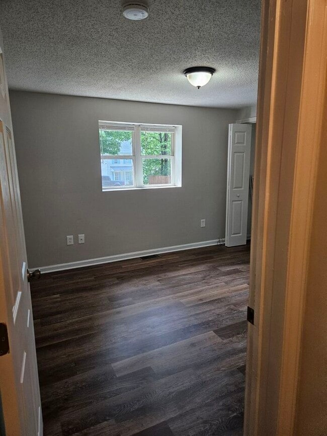 Building Photo - Charming 3 bedroom