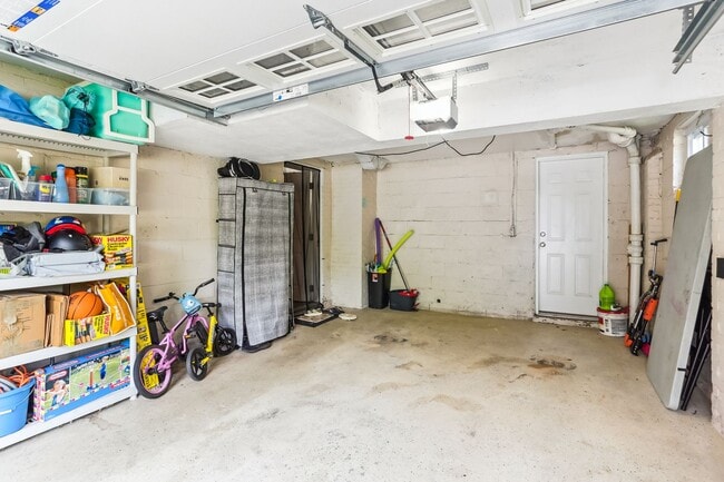 Building Photo - Lovely 3br/3ba home minutes from Downtown ...