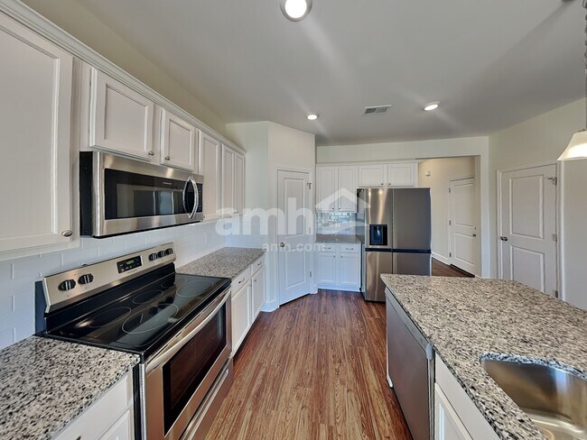 Building Photo - 2573 Highwood Blvd