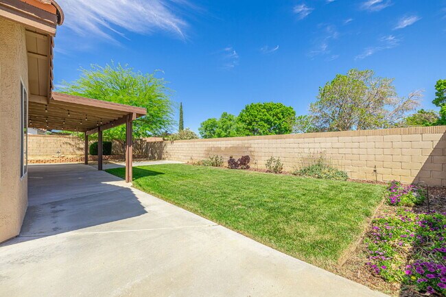 Building Photo - Beautiful 3-Bedroom Home in West Palmdale Community