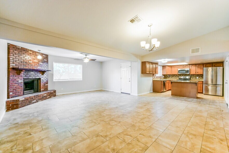 Building Photo - 2641 E Isabella Ave