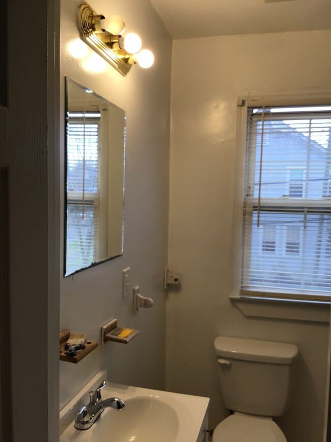 Building Photo - Spacious 2 bedroom duplex