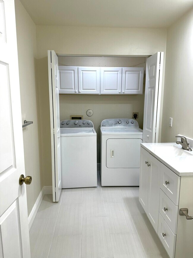 Building Photo - 18292 Clear Brook Cir