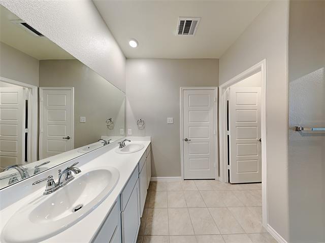 Building Photo - 2325 Larimar Dr