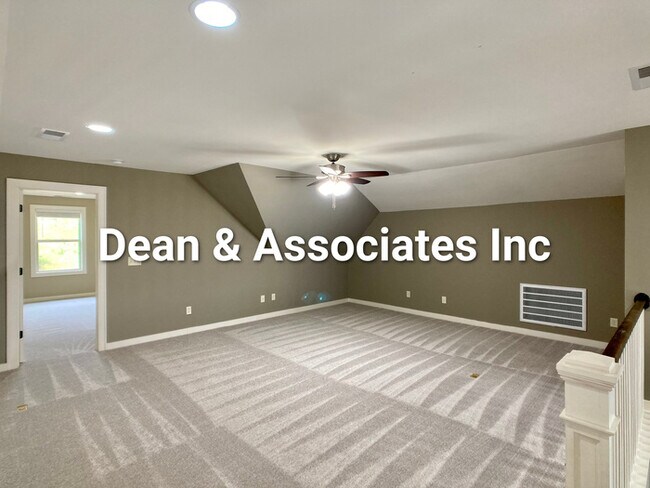 Building Photo - 472 Lake Chelsea Way