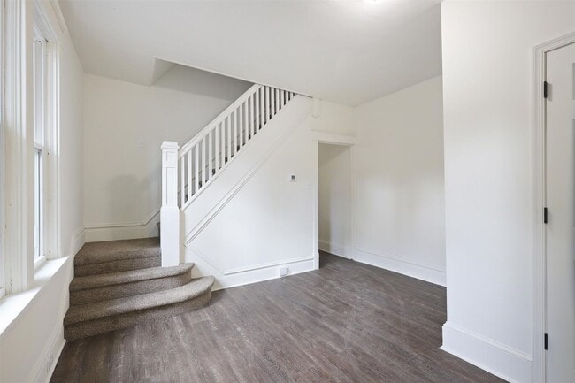 Building Photo - Charming 3 Bedroom 1.5 Bathroom Located in Uptown Harrisburg!