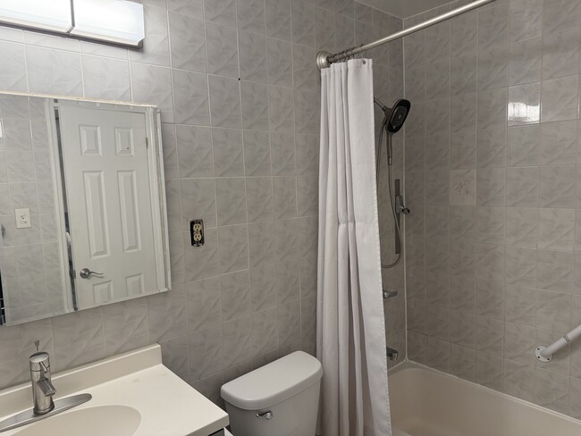 BATHROOM TUB/SHOWER - 6407 Booth St