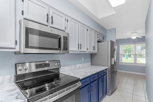 Building Photo - 2BD / 2BA Home Near Eglin AFB and Downtown...