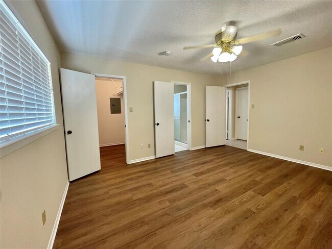 Building Photo - 15307 Pebble Lake Dr
