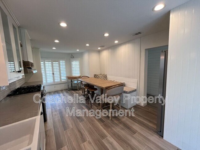 Building Photo - 289 Vista Royale Cir W