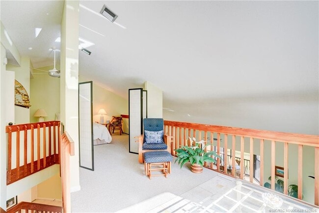 Building Photo - 233 NE Edgewater Dr