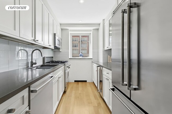Building Photo - 200 E 66th St