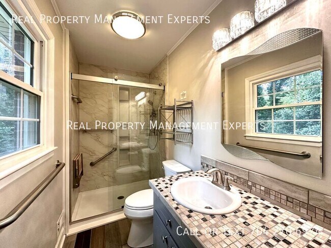 Building Photo - 3311 Tyrone Dr
