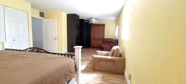 Building Photo - 400 Sunset Dr