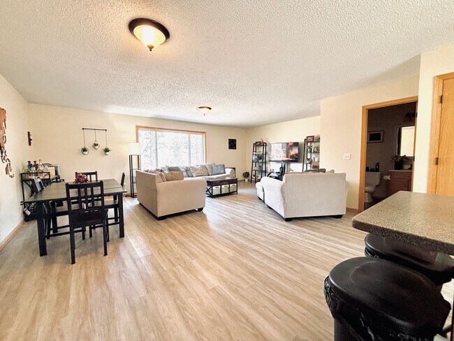 Building Photo - Updated 3bed 3bath End Unit Townhome w’Great Views