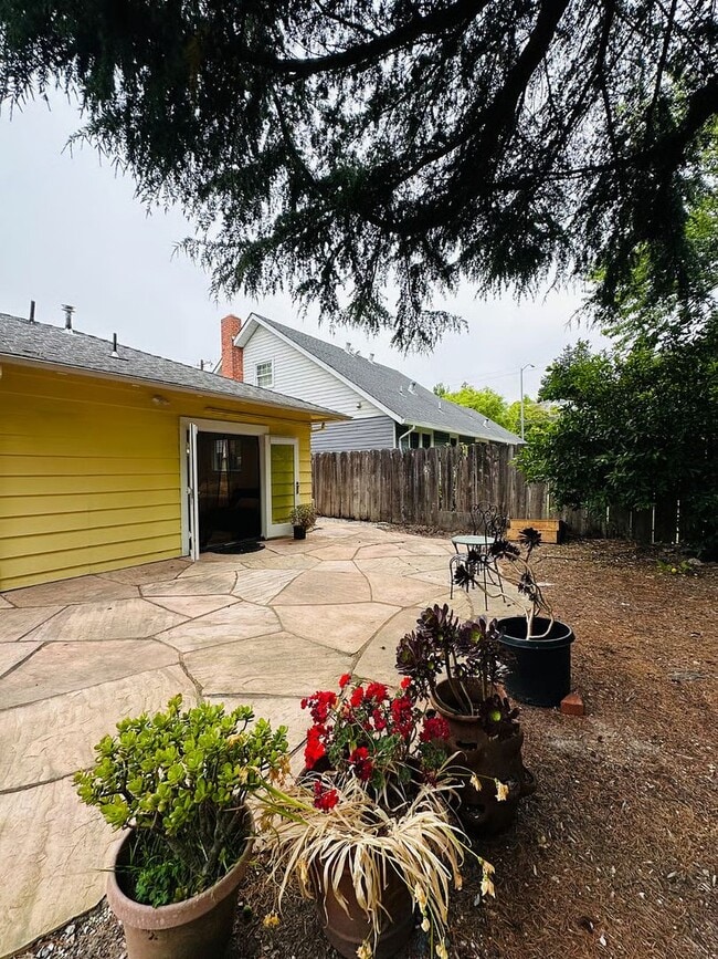 Building Photo - Peaceful, Fully Furnished Studio with Pati...