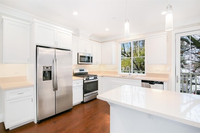 Building Photo - NEWER HOME -4 BED, 3.5 BATHS, 2 CAR GARAGE DOWNTOWN LIVING