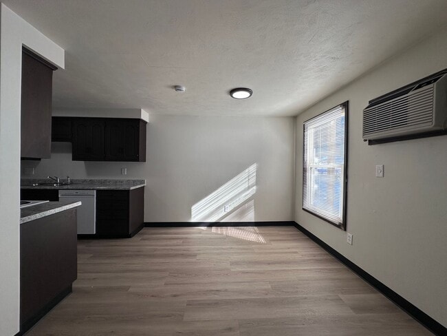 Building Photo - Noble Estates |||