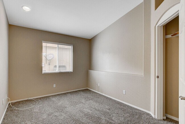 Building Photo - Adorable single story in a gated community!