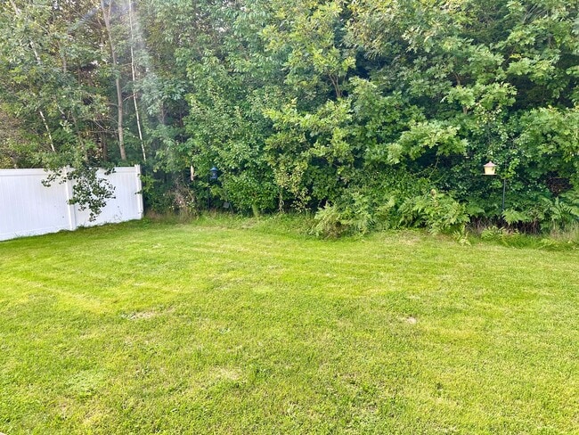 Building Photo - Like New 3BR, 1.5 bathroom Colonial For Rent