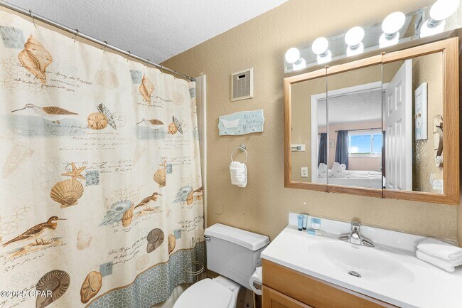 Building Photo - 8743 Thomas Dr