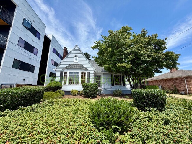 Building Photo - Lovely 3-Bedroom, 2-Bathroom House with Detached Garage in North Portland