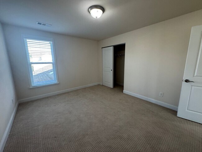 Building Photo - Your Franklin dream rental is here—4 bedrooms, a huge bonus, two en-suites, and an unbeatable loc...