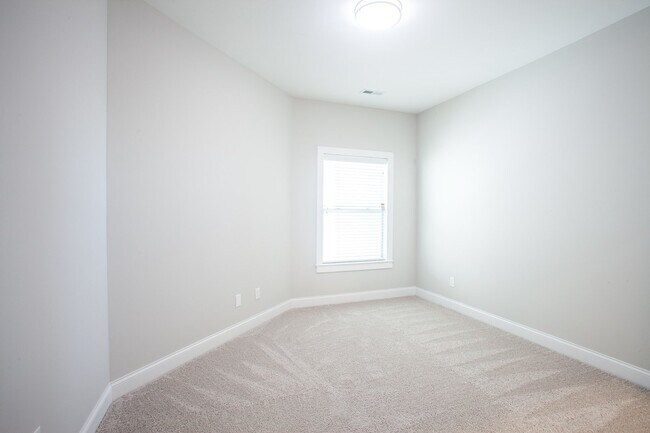 Building Photo - 2BR/2BA - Beautiful condo on River Road - ...