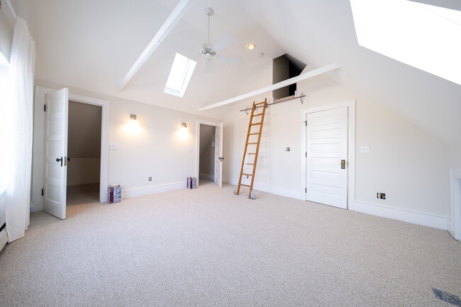 Building Photo - 507 W 33rd St