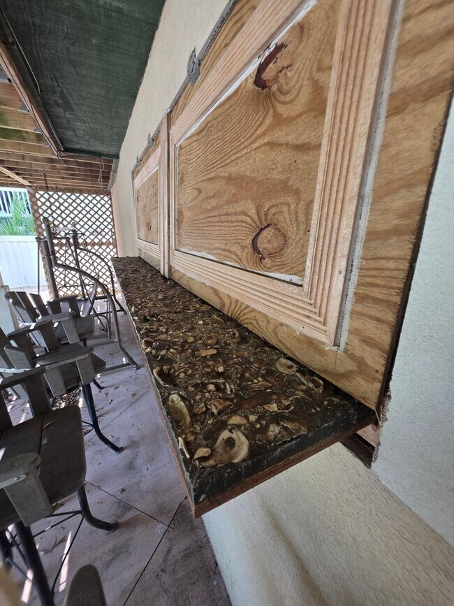 Building Photo - MID ISLAND - YATCH COVE