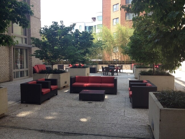 Building Photo - 25TH-950 #211N