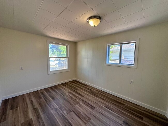 Building Photo - Charming Two Bedroom