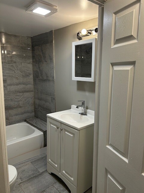 Building Photo - 1640 N Lamon Ave