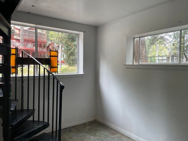 Building Photo - Adorable cottage!