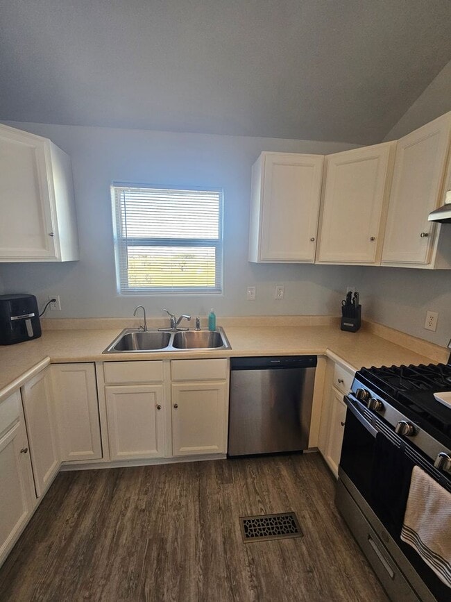 Building Photo - Beautiful, spacious single-family home