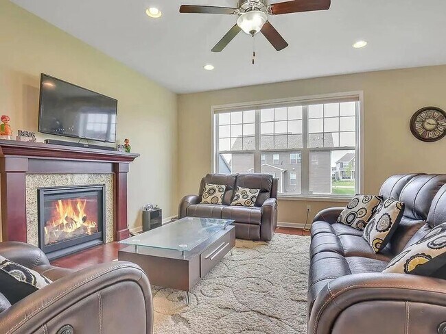 Building Photo - Beautiful 5bed home in apple valley! Dont miss this one!