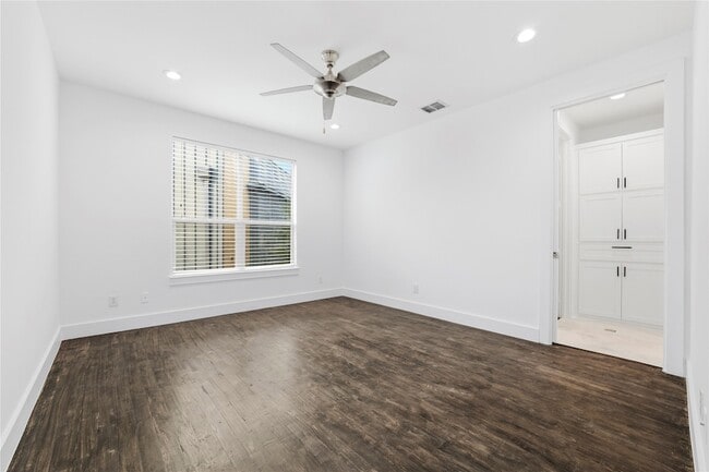 Building Photo - 3008 Zenia Dr