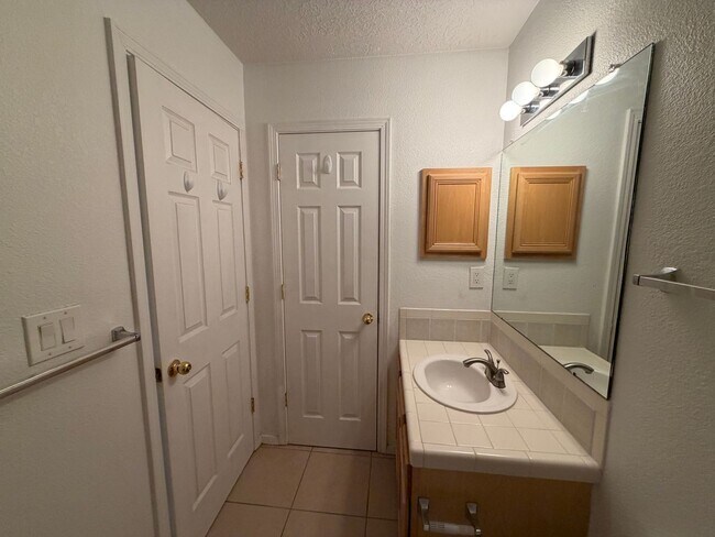 Building Photo - 3 Bedroom Home Available Near Paseo Del Norte Blvd NE & Rainbow Blvd NW!