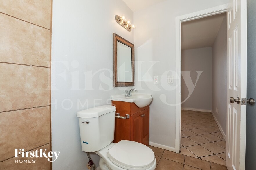 Building Photo - 4739 E Sunland Ave
