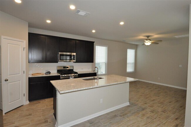 Building Photo - 1621 Bella Dr