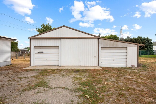 Building Photo - North Side Home With Massive Shop!