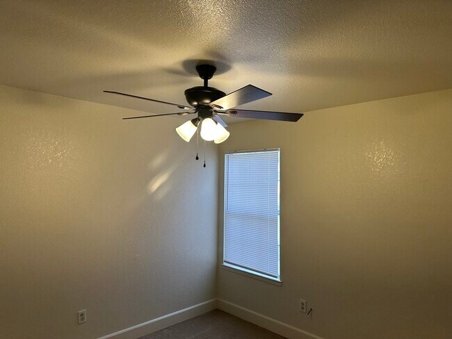 Building Photo - MODESTO 3 BEDROOM 2 BATH HOME
