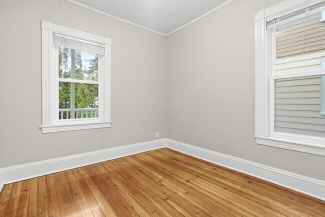 Building Photo - 35 Oakland St