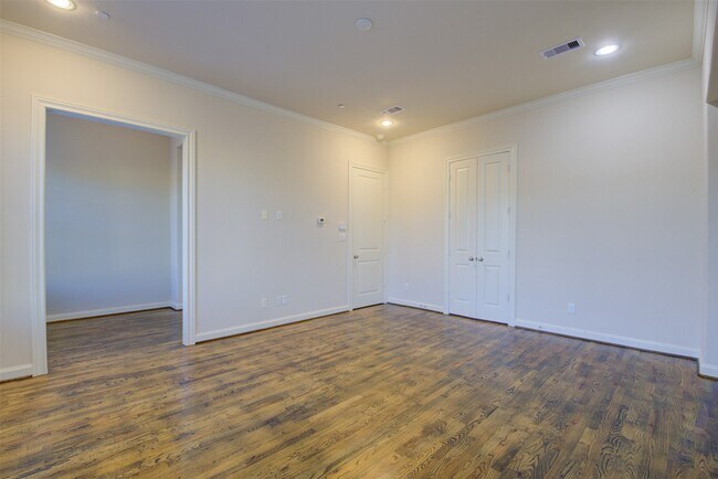 Building Photo - 9627 Fannin Station W