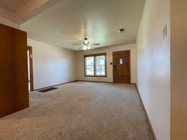 Building Photo - Cozy 3-Bed, 2-Bath Retreat in Serene Neigh...
