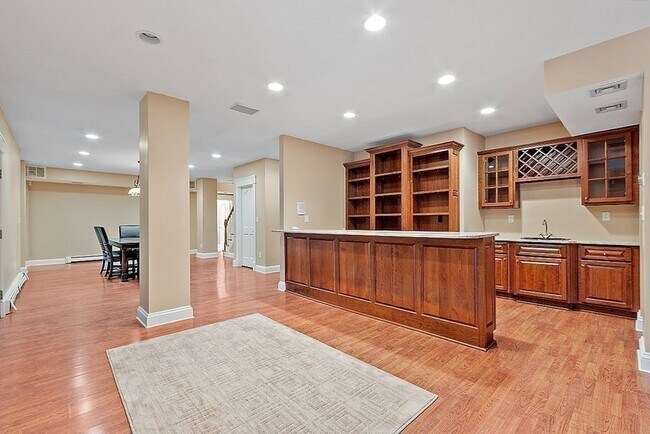 Building Photo - 451 Wellesley St