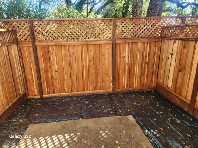 Building Photo - Beautiful two story condo in a well maintained complex, and close to everything!!