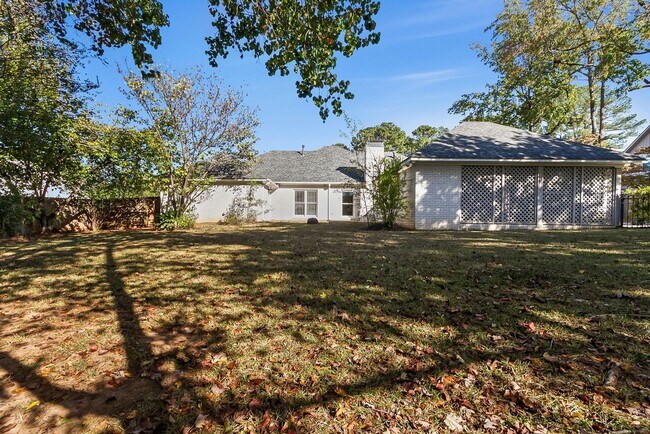 Building Photo - Beautiful 4 Bed 2.5 Bath Available Now!