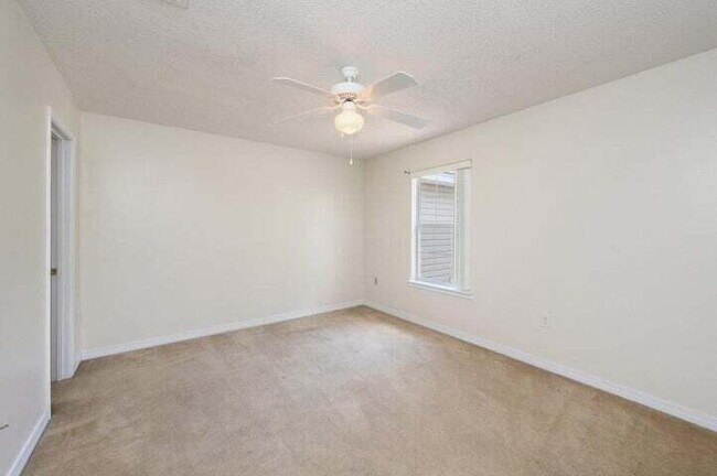 Building Photo - Move in ready Townhome in Fort Walton Beach close to Eglin AFB!